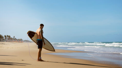 surfeur sur une plage